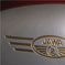 Jawa-Tank &middot; Jawa-Emblem in Gold ausgelegt
